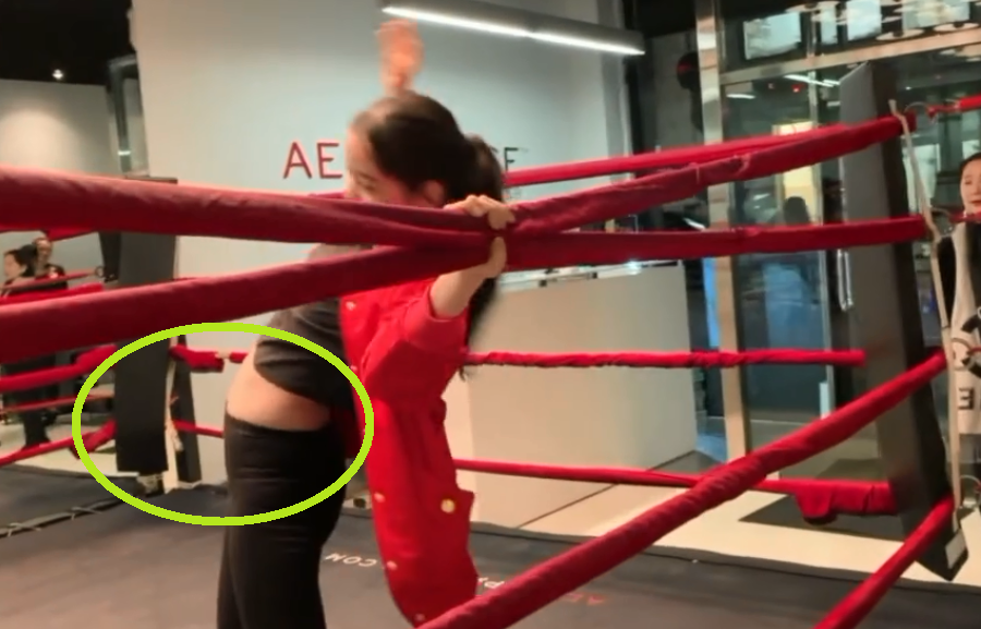 欧阳娜娜进拳击场,不小心露出赘肉,看到妆后正脸,网友:扣鸡腿