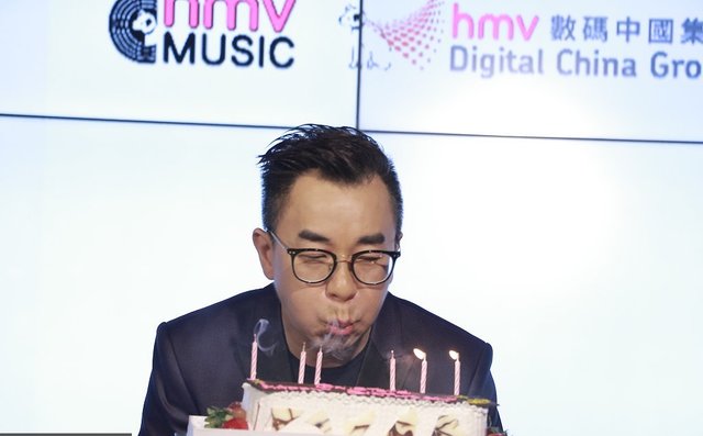 "小邓紫棋"爸爸谭顺生发布会晒学位证书 切蛋糕庆生吹蜡烛变包子脸