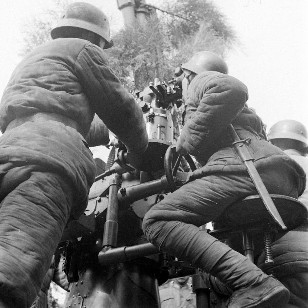 保卫重庆天空:1941年中国士兵操作瑞典高射炮严阵以待