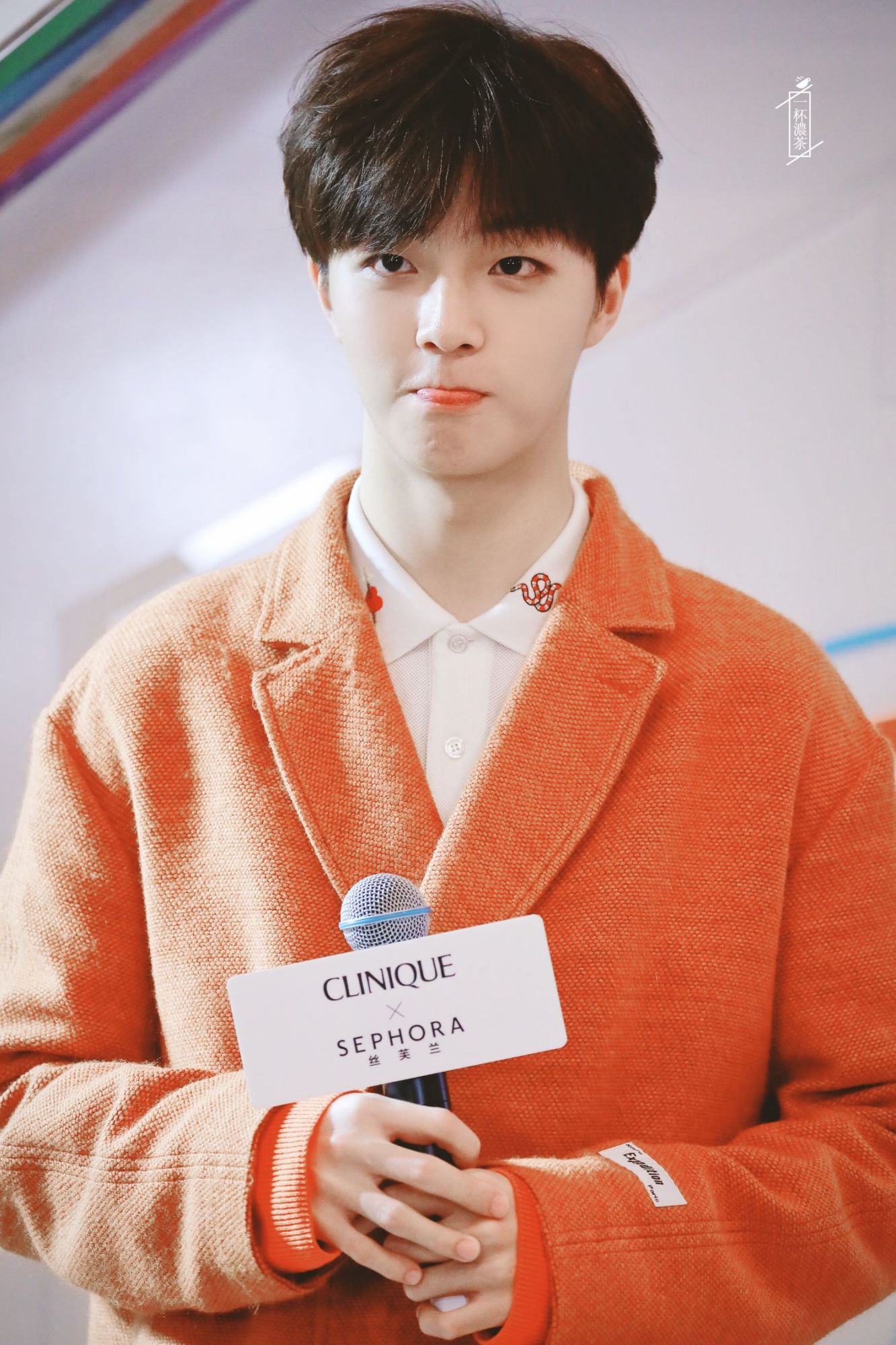 陈立农现身上海出席品牌活动 前方橙色小可爱高能预警