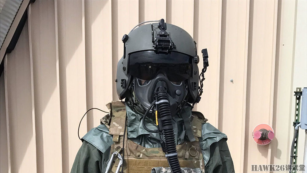 美军"阿帕奇"飞行员佩戴新型防毒面具亮相 为何引起轩然大波?