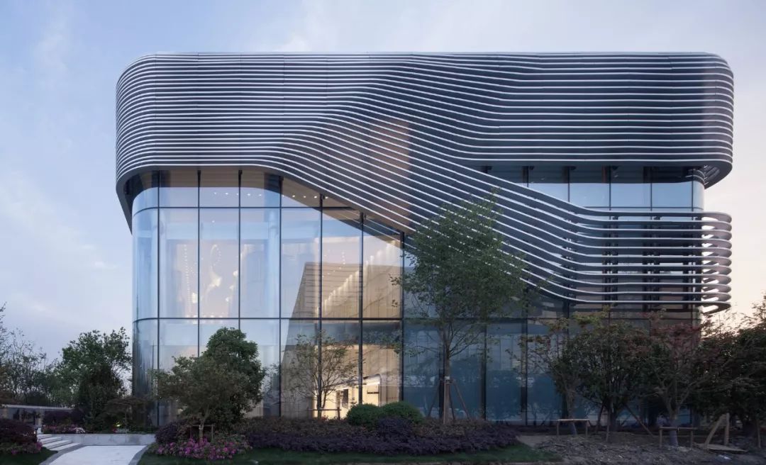 增强了百叶对建筑整体的包裹感,犹如一张轻薄的丝绸包裹着透明的玻璃