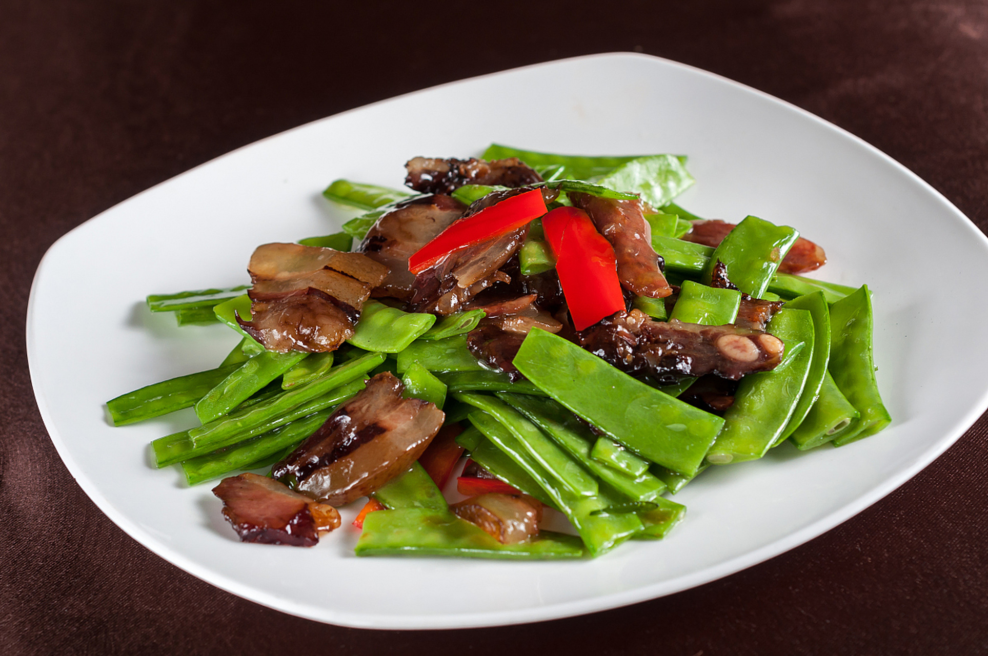 夏季美食健康又美味 扁豆炒腊肠 食材:扁豆,腊肠,蚝油,盐,鸡精 做法