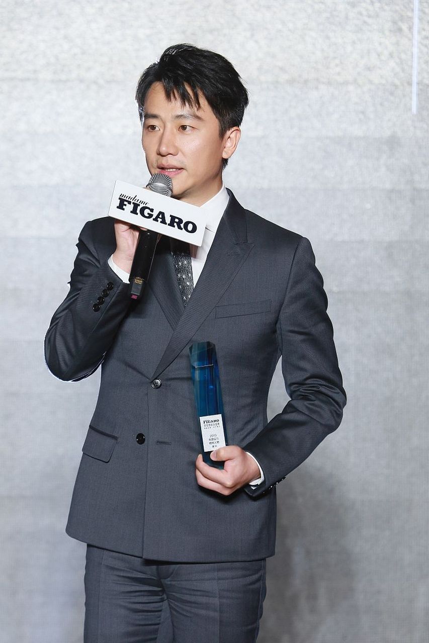 黄轩的鼻子是上帝捏的吧?  鼻子好大啊,真是男人中的极品!