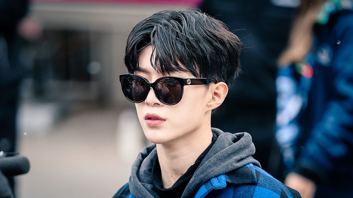 范丞丞街拍:vetements蓝黑格纹衬衣 gucci墨镜星味十足