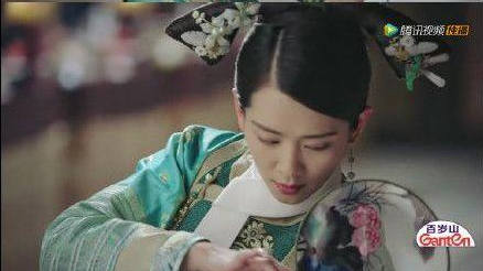 《如懿传》令妃太狡猾,告诉舒妃皇帝赐的是滑胎药,舒妃焚火烧宫