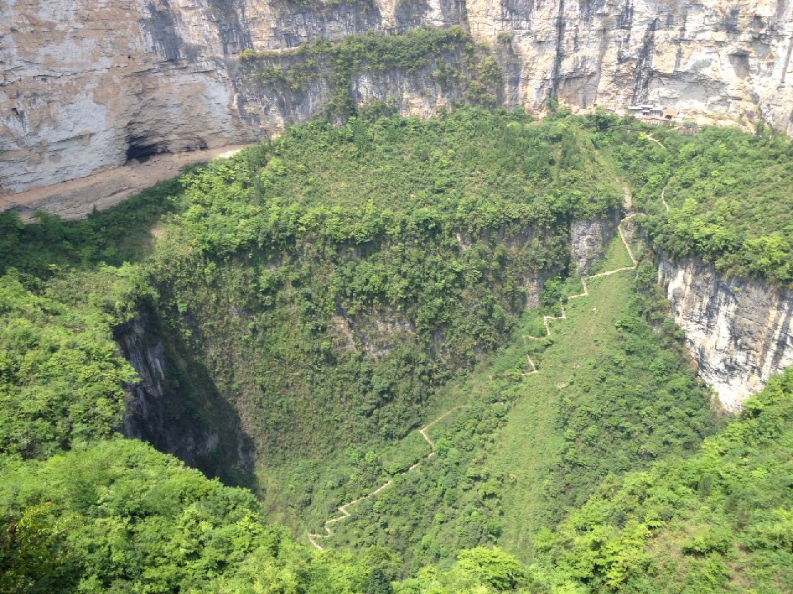 世界最大最神奇的天坑,险峰是绝境,传闻上古神龙在此睡觉