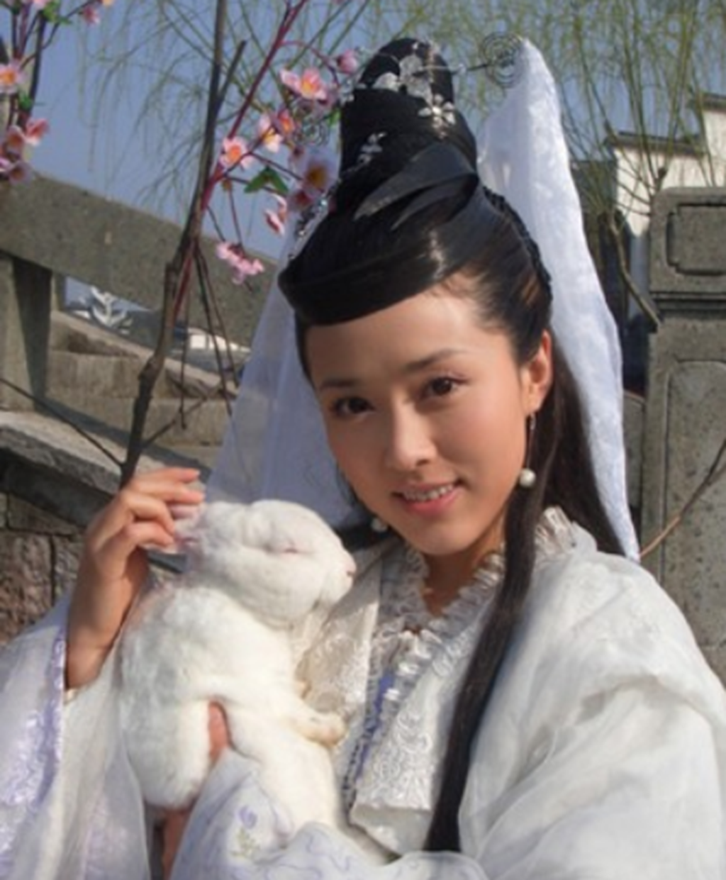 27岁热巴穿现代装演"嫦娥",未修图皮肤松弛,不及41岁颜丹晨!