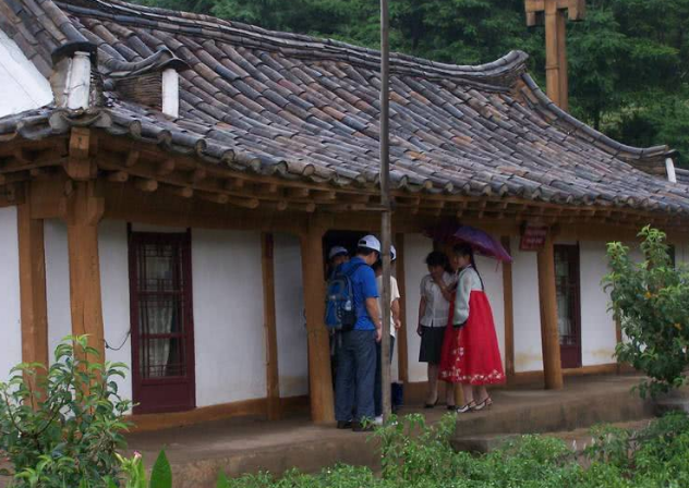 朝鲜农村现状:农民靠人力干农活,下完雨不能出门