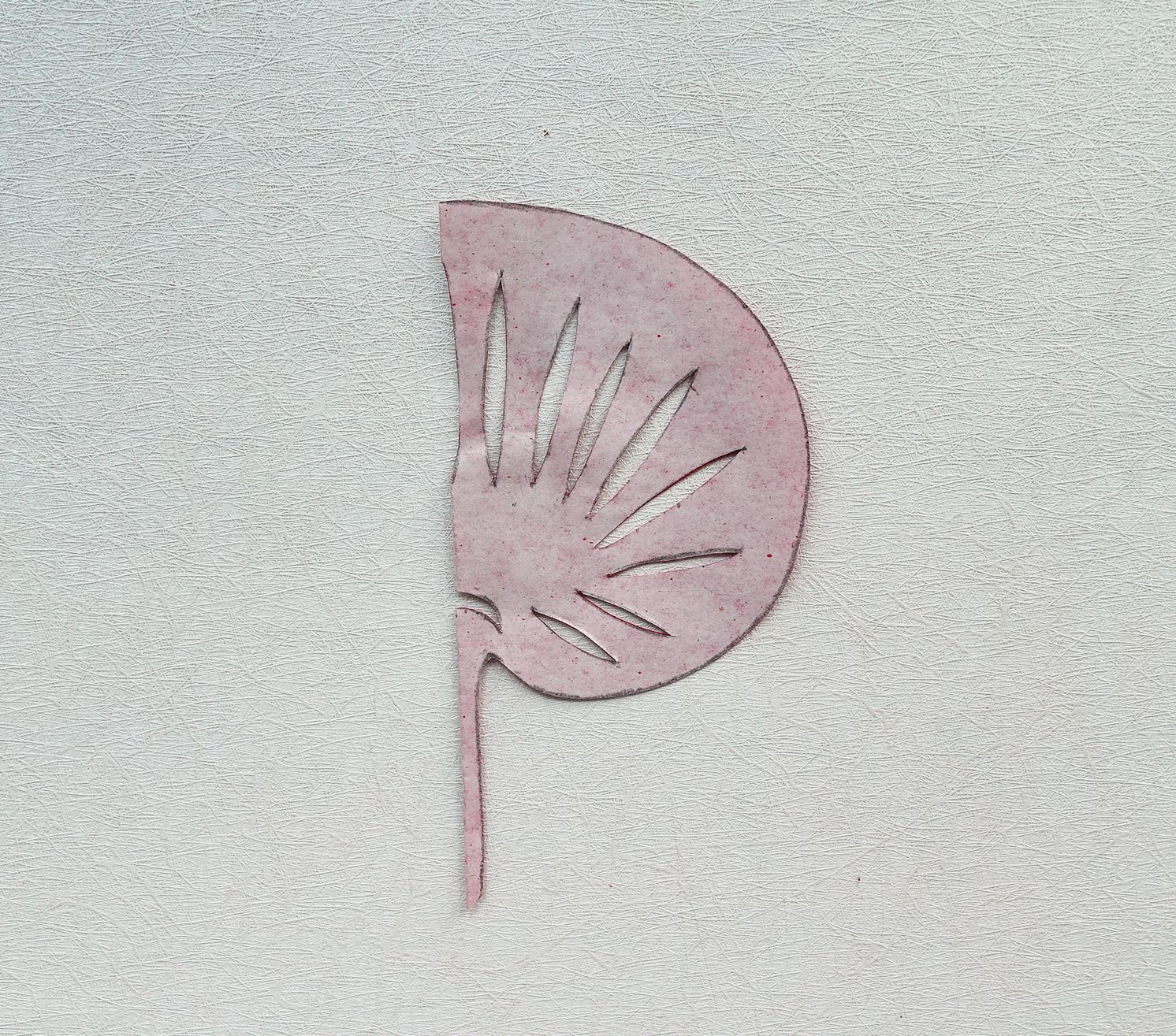 扇子剪纸,扇为八仙之一的汉钟离手中宝物,寓长寿,具吉祥意义