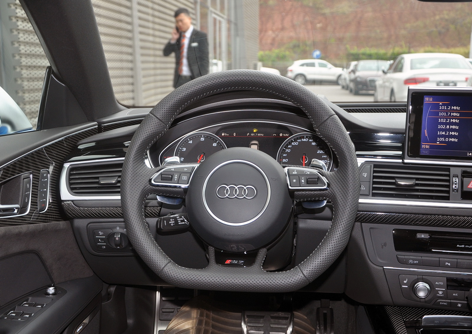 方向盘是多功能方向盘,这点还是很贴心的,为车主提供了便利