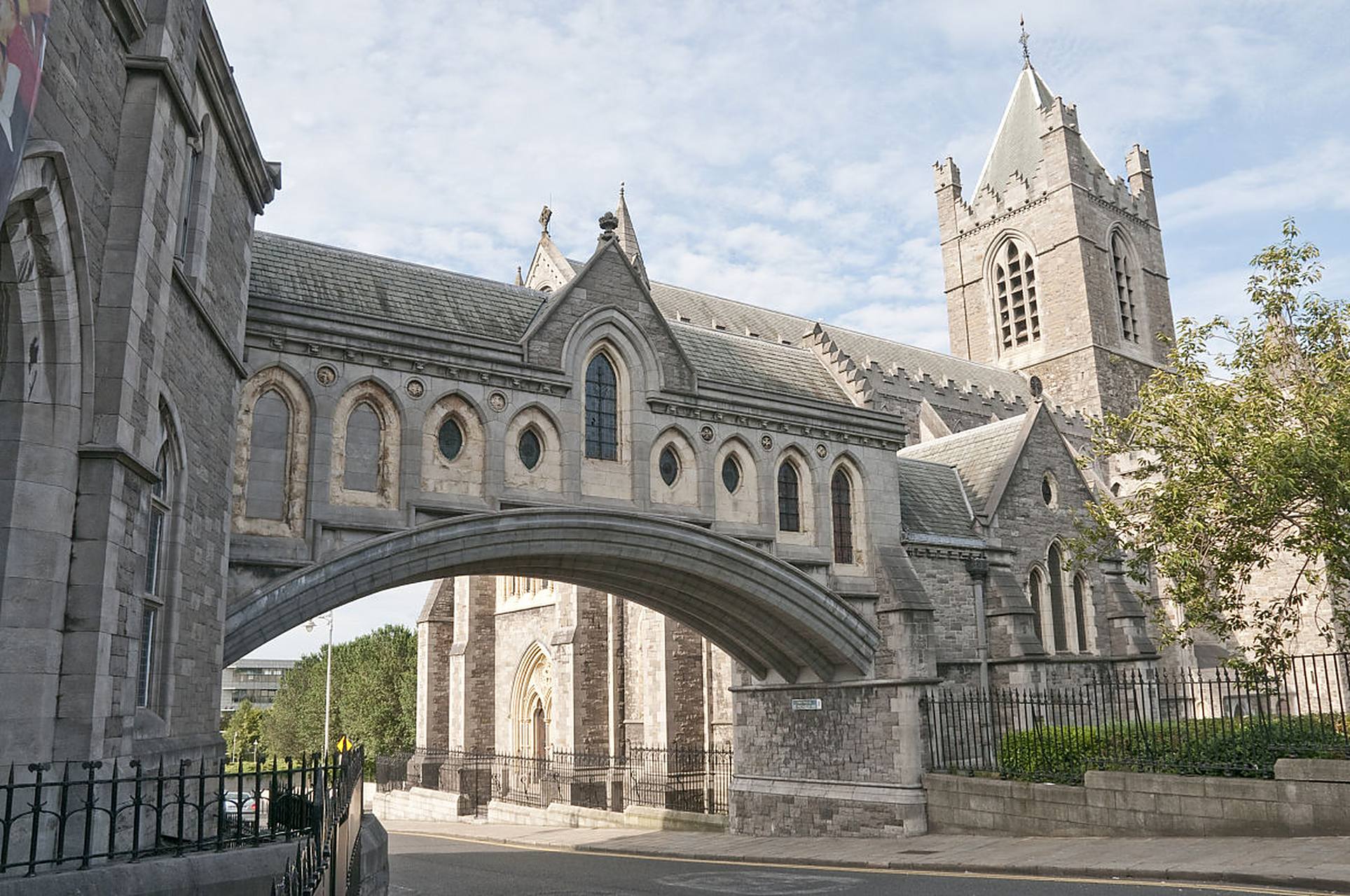 圣约翰大学,中国首个全英语授课的大学,以"光与真理"为校训.