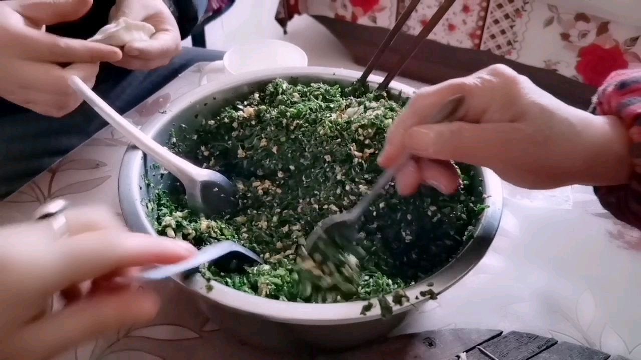 老妈包的地菜和油菜花叶子一起包的饺子,超级好吃,都是野菜的