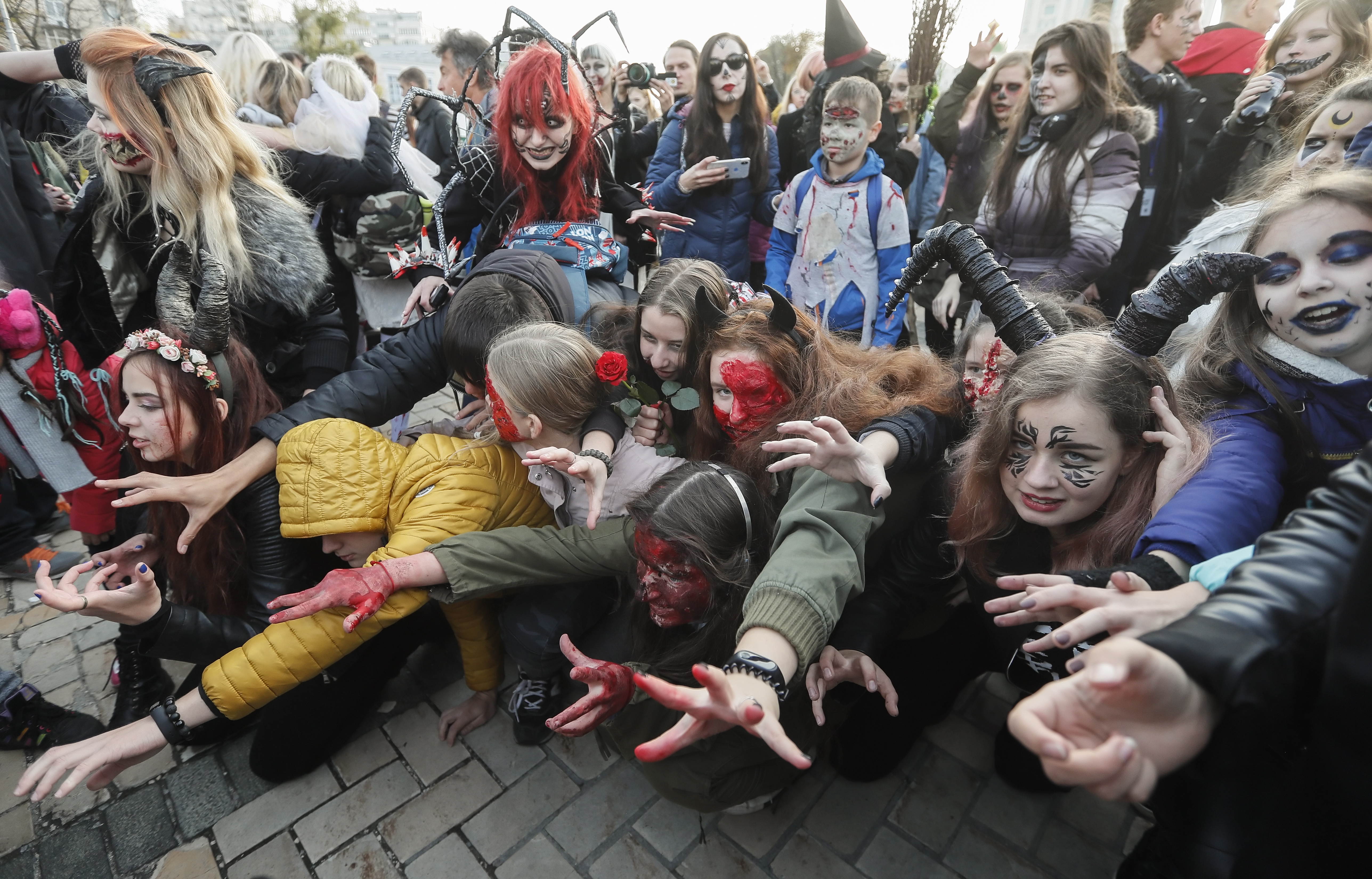 基辅举行万圣节"僵尸"巡游