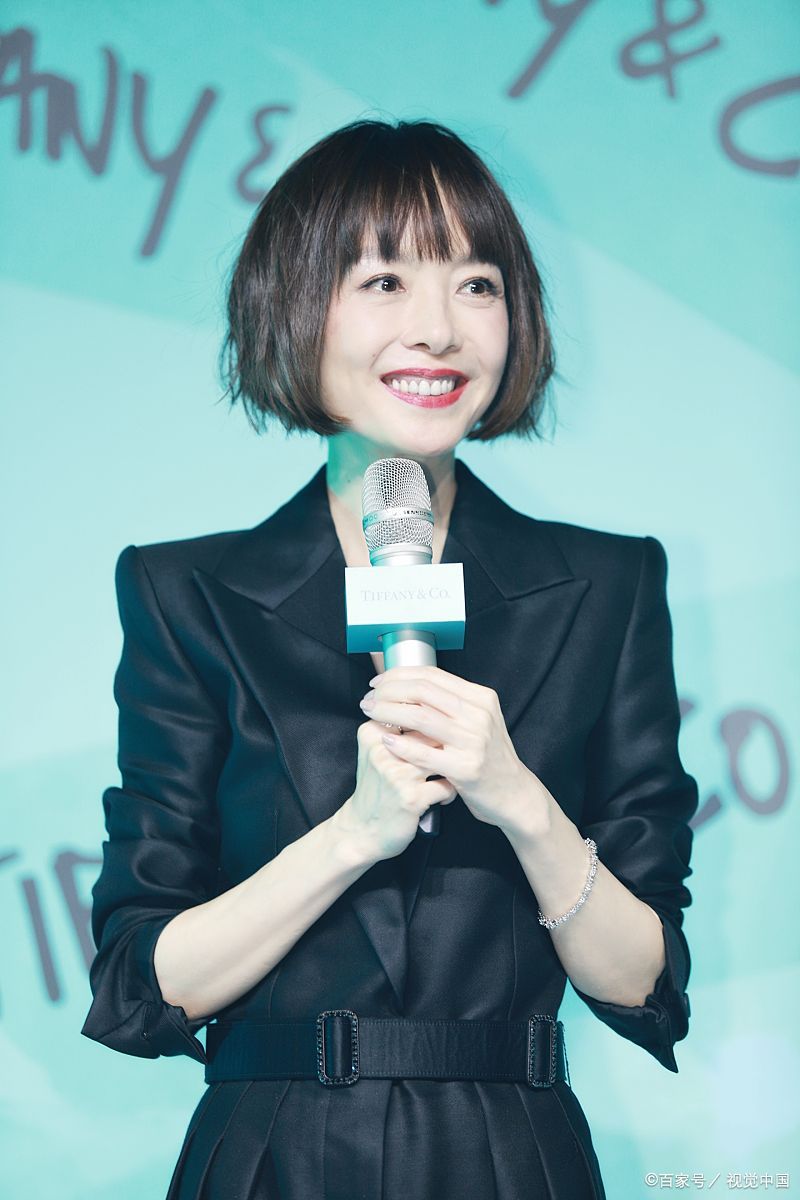 鲁豫和阿云嘎相差19岁,在传统观念下可能会被视为姐弟恋,但在当今社会