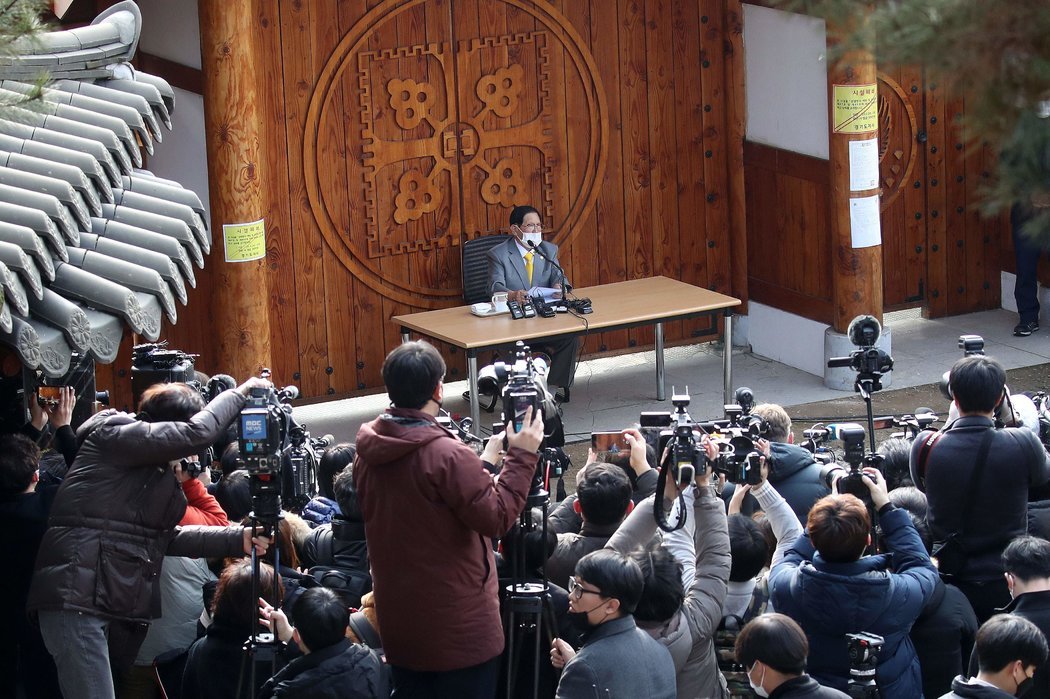 周一,新天地教会会长李万熙在韩国加平举行记者会。