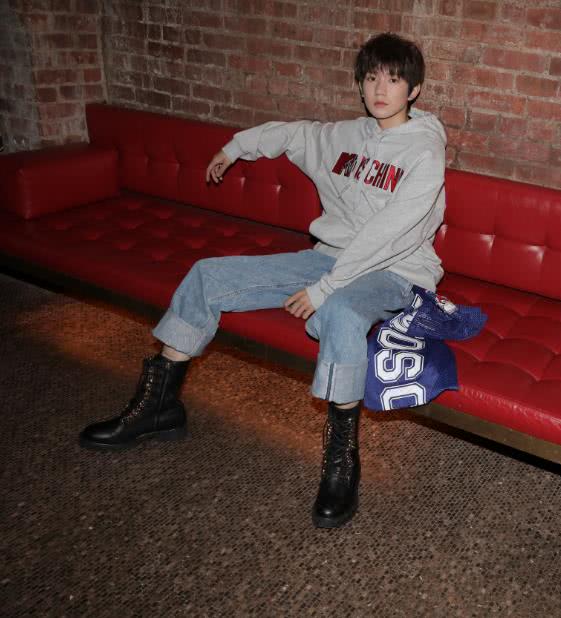 王源亮相活动,穿牛仔裤配黑靴子帅气满分,不愧是"小鲜肉"