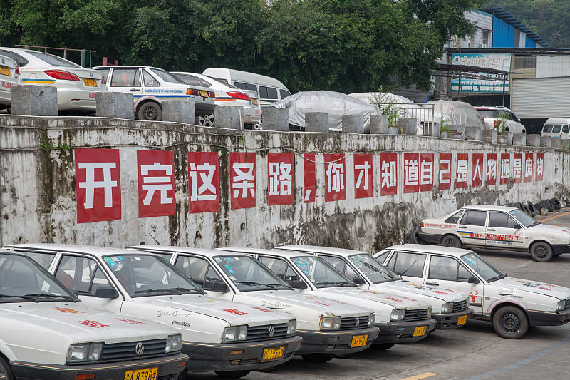 "不想和教练同归于尽,就别熄火"重庆驾校因搞笑标语走红网络