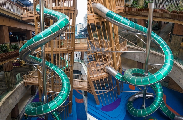 成都商场修巨型滑梯 从顶楼滑到底玩的就是心跳