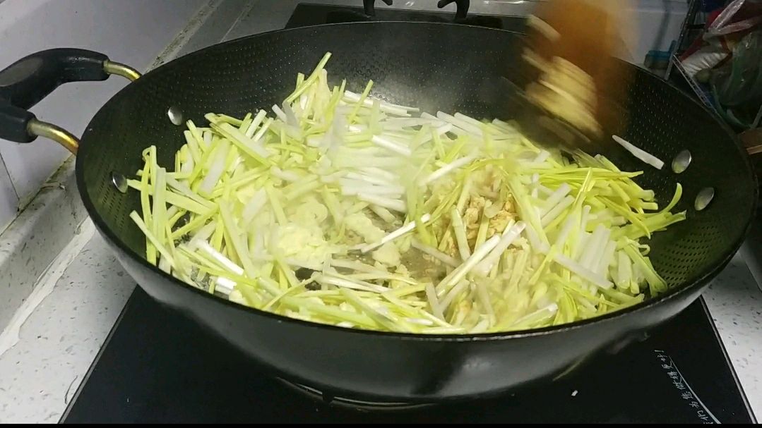 土鸡蛋炒蒜黄,下饭农家菜,味道香,营养又健康