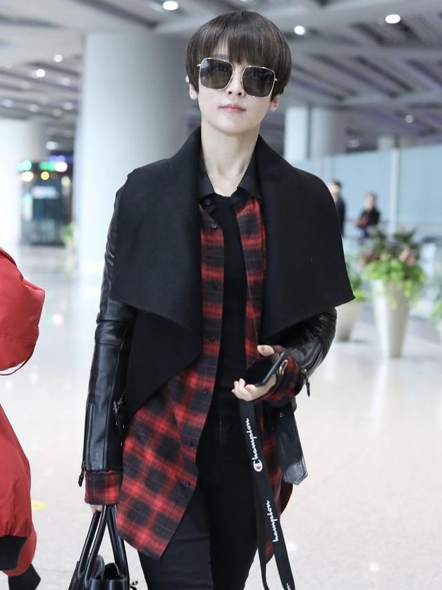 谢楠一身超a特工装走机场,皮衣下配长筒靴,腿比p的还要长