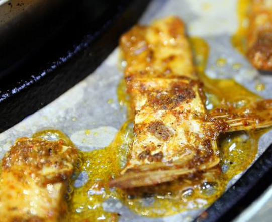 烤鱼块,皮脆肉嫩,肉又厚又香稍蘸调料,吃起来不要太过瘾~还可以感受把