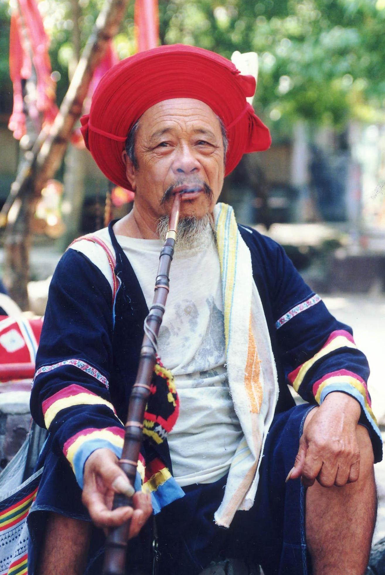 广东连南瑶族自治县抽着传统长烟袋的瑶族老人