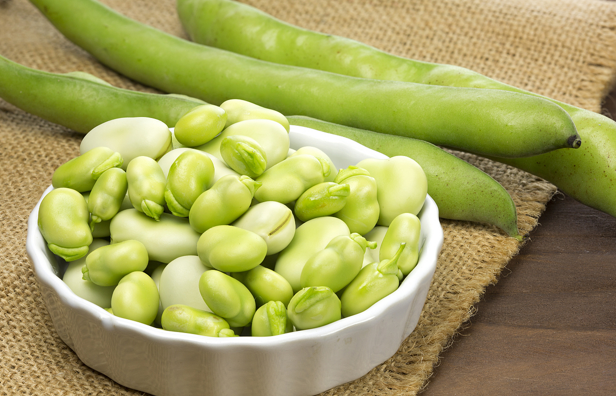 蚕豆的营养价值及功效与作用  蚕豆作为一种营养丰富的食品,含有多种