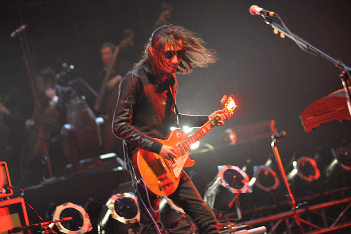 摇滚教父演唱会仅仅持续20分钟被迫终止,台上鞠躬劝观众离席