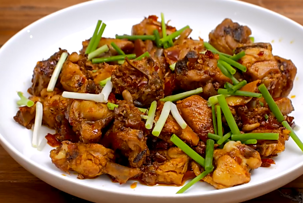 一道贵州特色菜辣子鸡,外焦内嫩,美味可口
