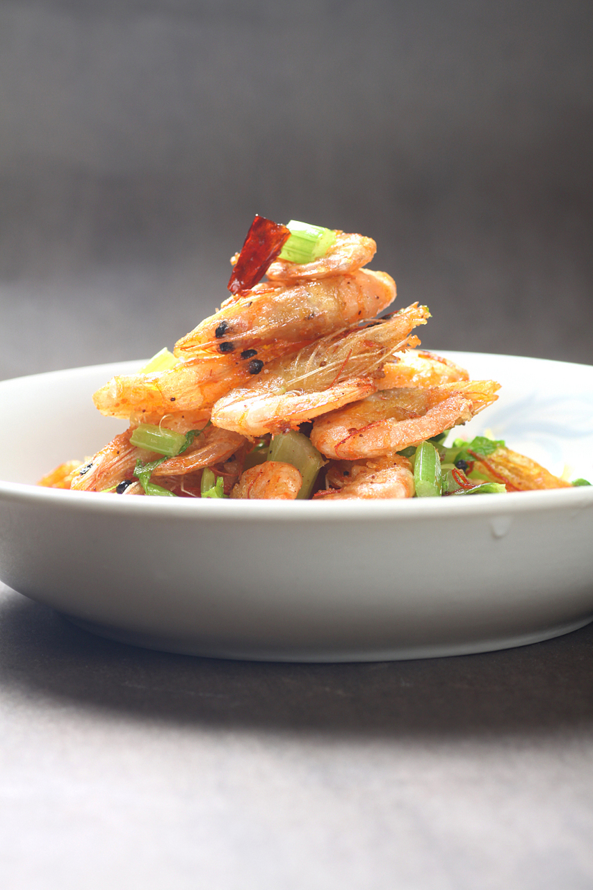 小河虾是餐桌佳肴,选购新鲜透明,活力充沛的虾只,清洗后可选择清炒