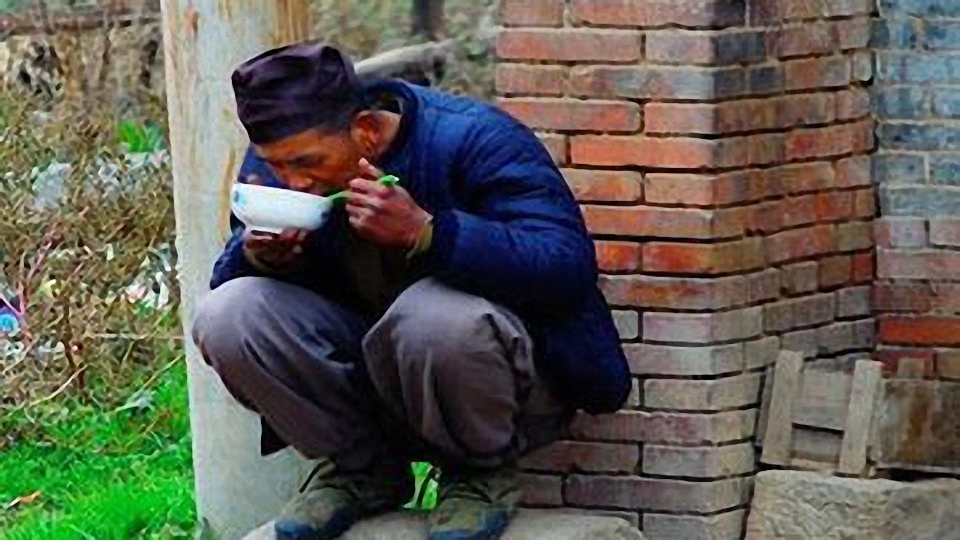 为什么有些农村人要"蹲着"吃饭?答案很新鲜!