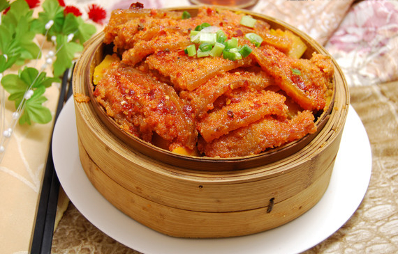 年夜饭蒸上一笼,热气腾腾香得很,蒸肉就做粉蒸菜,简单又营养