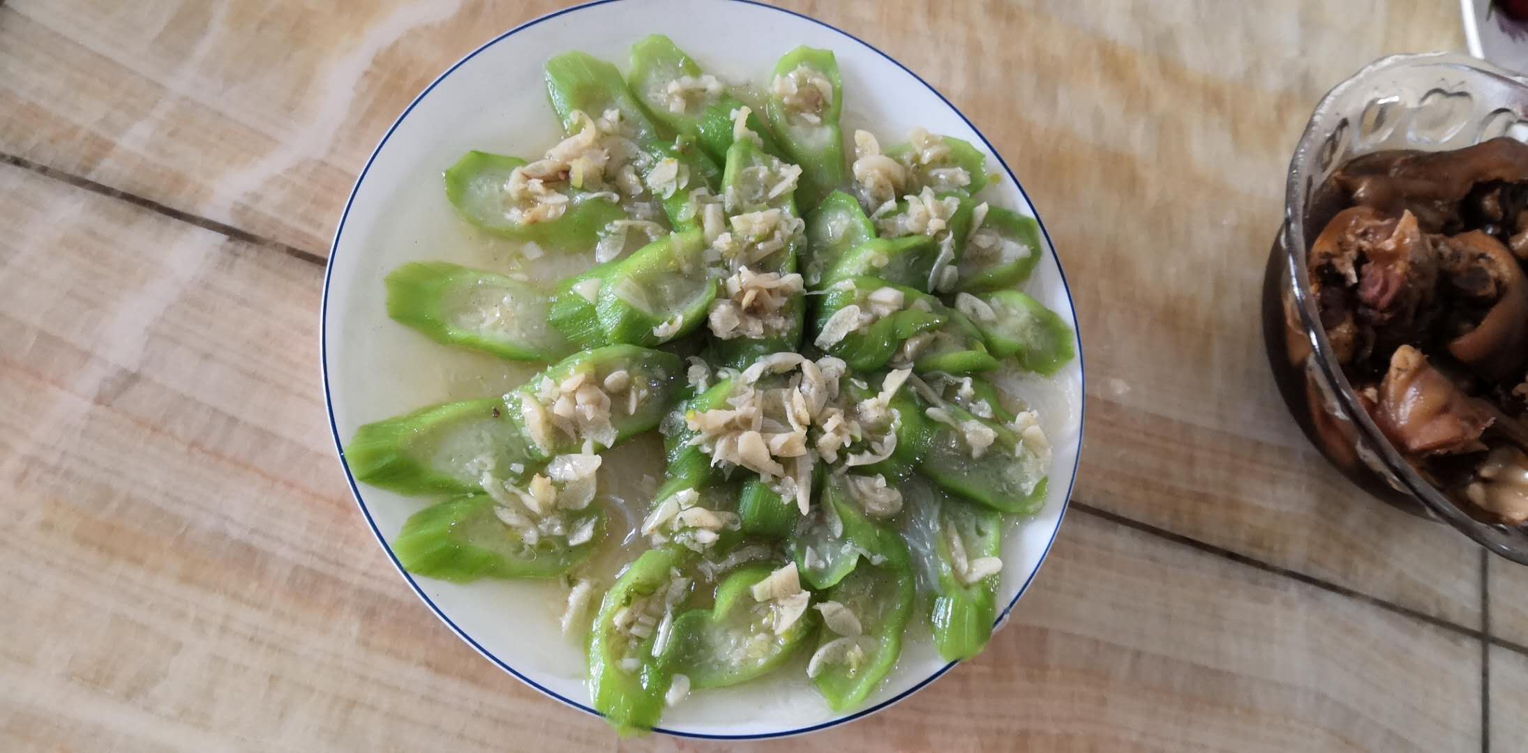 獨家美食揭秘蒜蓉粉絲蒸絲瓜,最好吃的絲瓜竟然是這種做法?