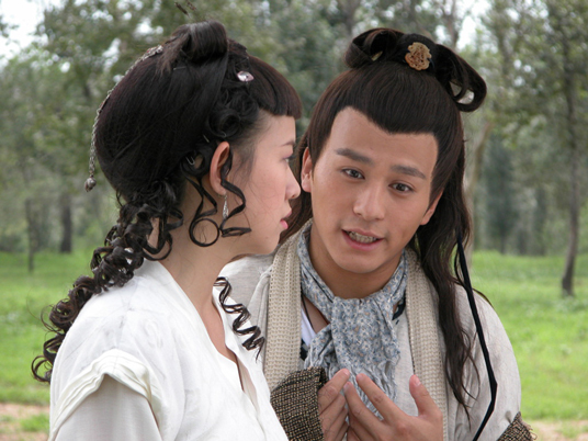 在与黄晓明,郑家榆,何美钿主演的《风流少年唐伯虎》中,饰演文弱书生