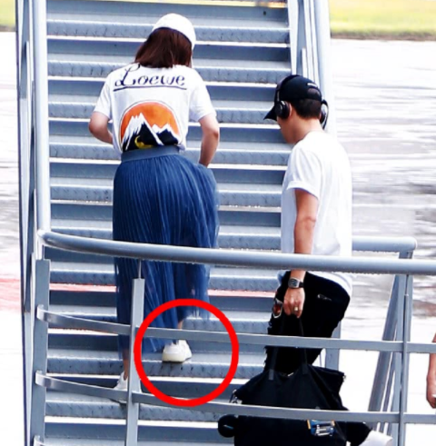 谢娜穿球鞋上飞机,宠妻狂魔张杰抓紧搀扶,空姐表情成亮点