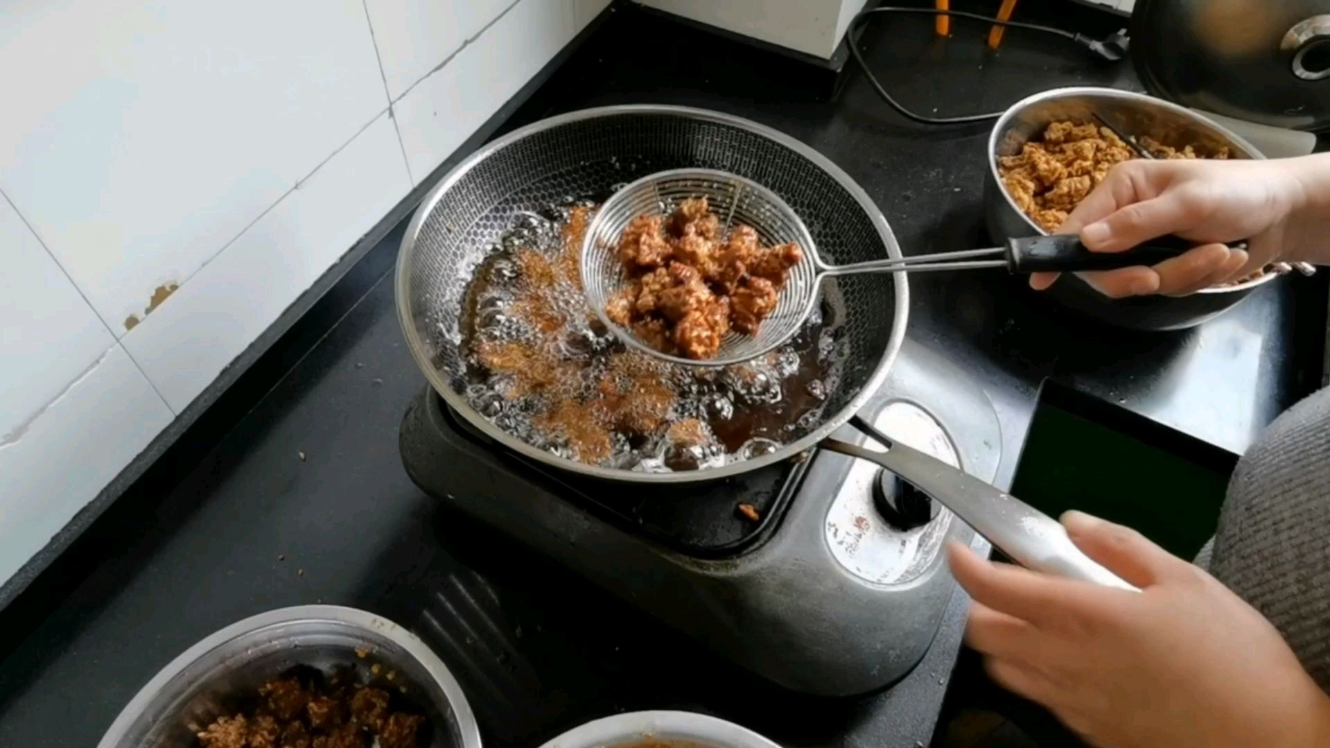 过年了,炸了一大盆驴肉丸子和牛肉小酥,肉香酥脆,特别好吃