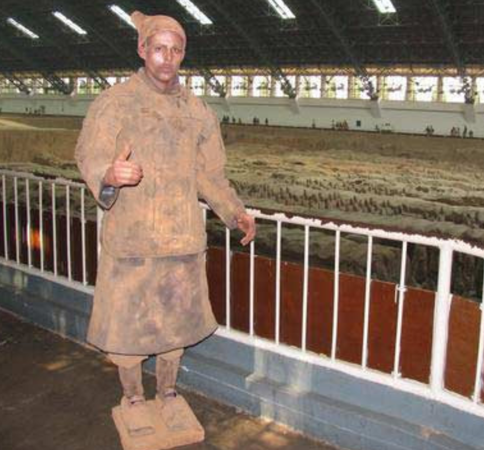 德国留学生太痴迷兵马俑,跳入俑坑玩cosplay,后被警察拖走