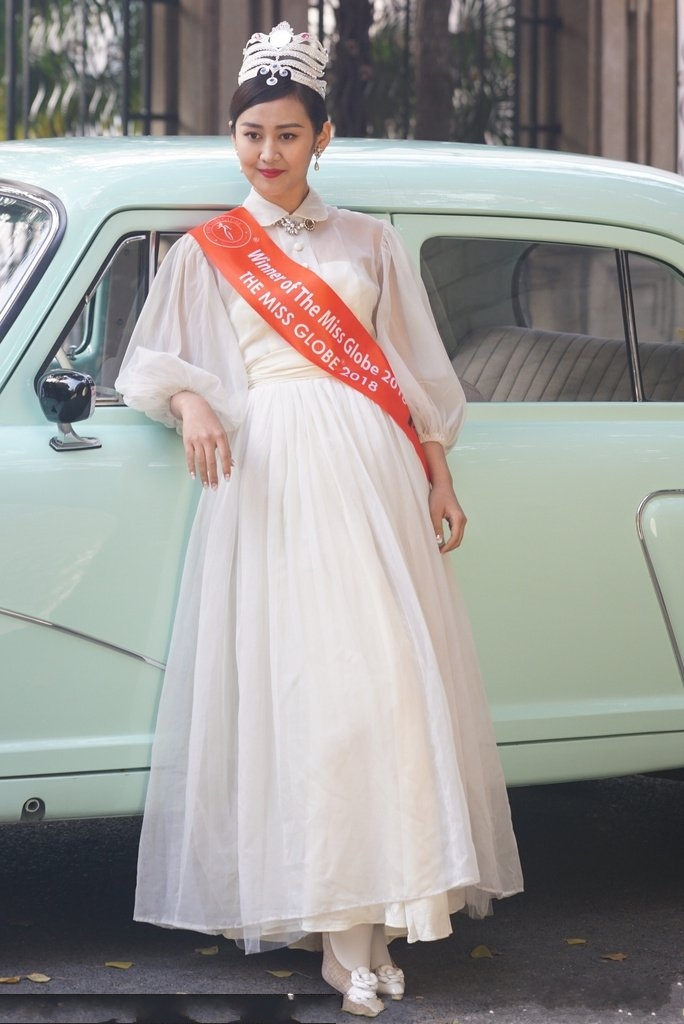 环球小姐于易洲真自信,黑皮肤还敢穿着一身白,气质撑起了颜值