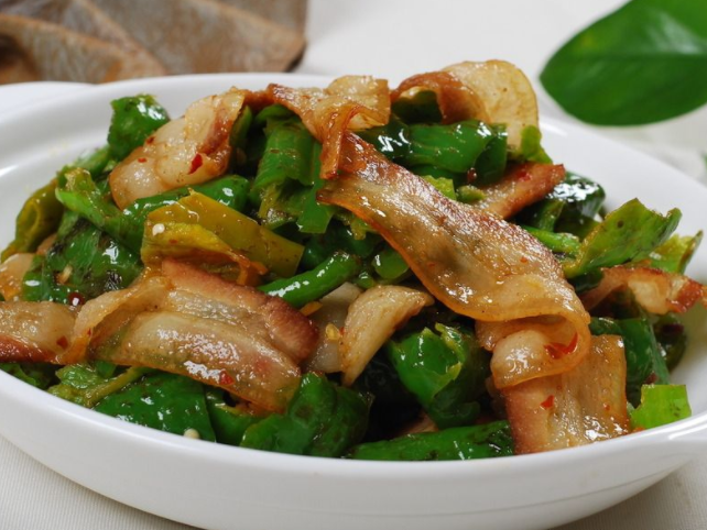 虎皮尖椒自己在家也能做,甜椒回锅肉吃着很下饭,你学会了吗