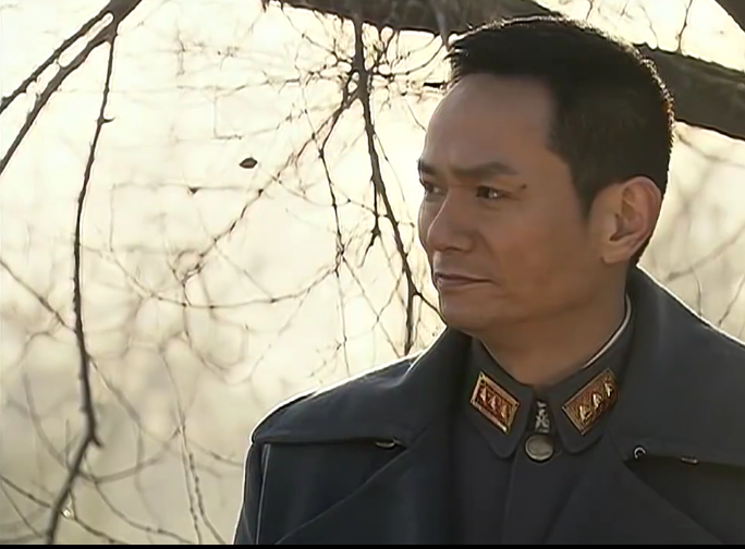 亮剑:一个手握电话的姿势,暴露了果静林的一个致命缺点