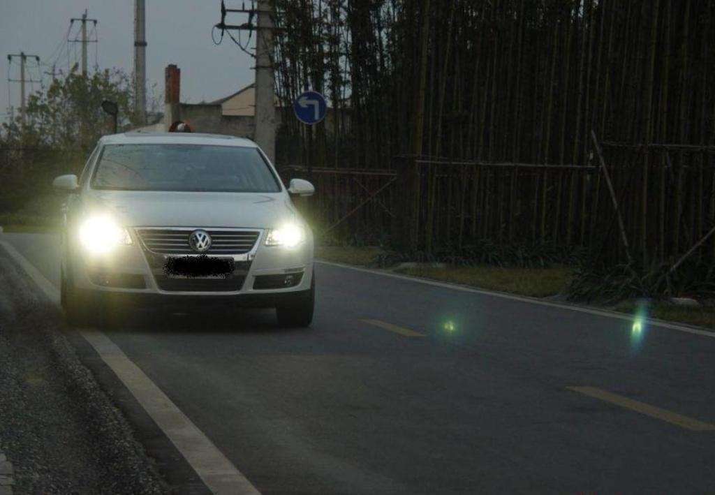 不得不知的车灯暗语:夜间行车,大灯连闪三下是什么意思?