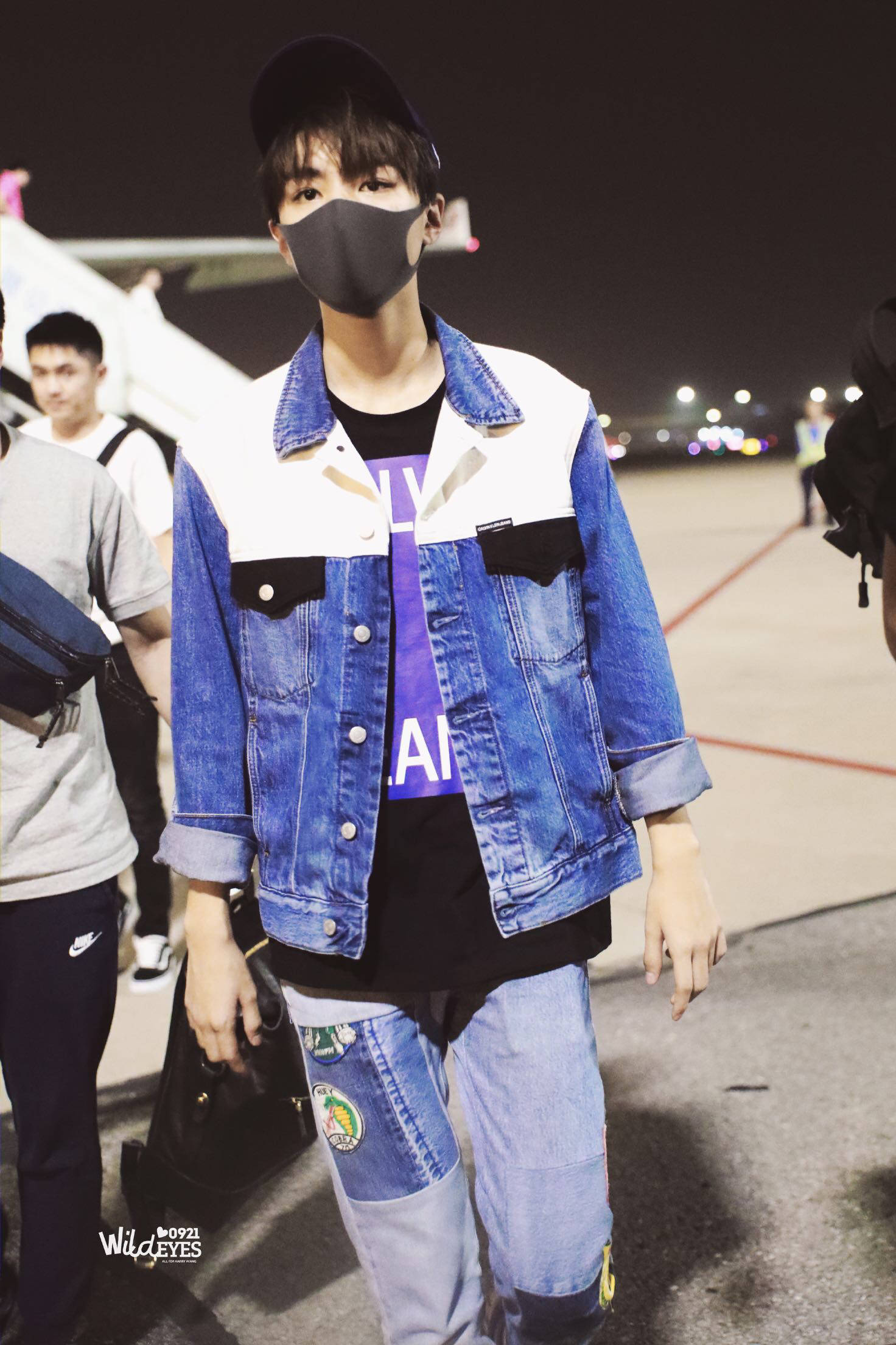 歌手王俊凯身着calvin klein jeans 2018秋冬系列男装现身北京机场