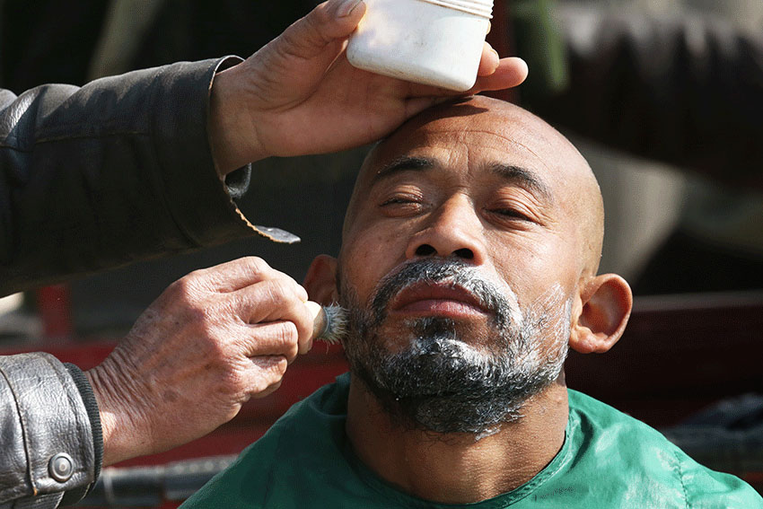 如今,城里有理发店,大都市有发廊,乡村仍有剃头匠在走街串巷