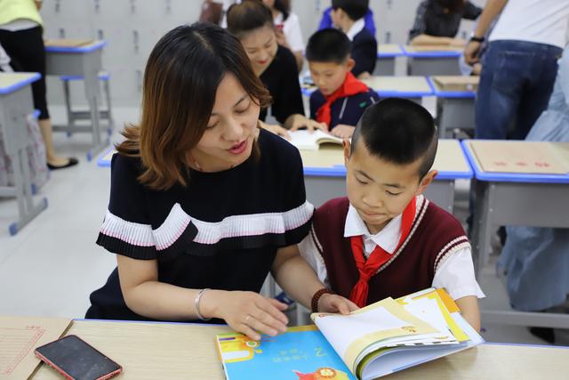 北塘实验小学三校区教师关爱创新校区贫困学生在行动