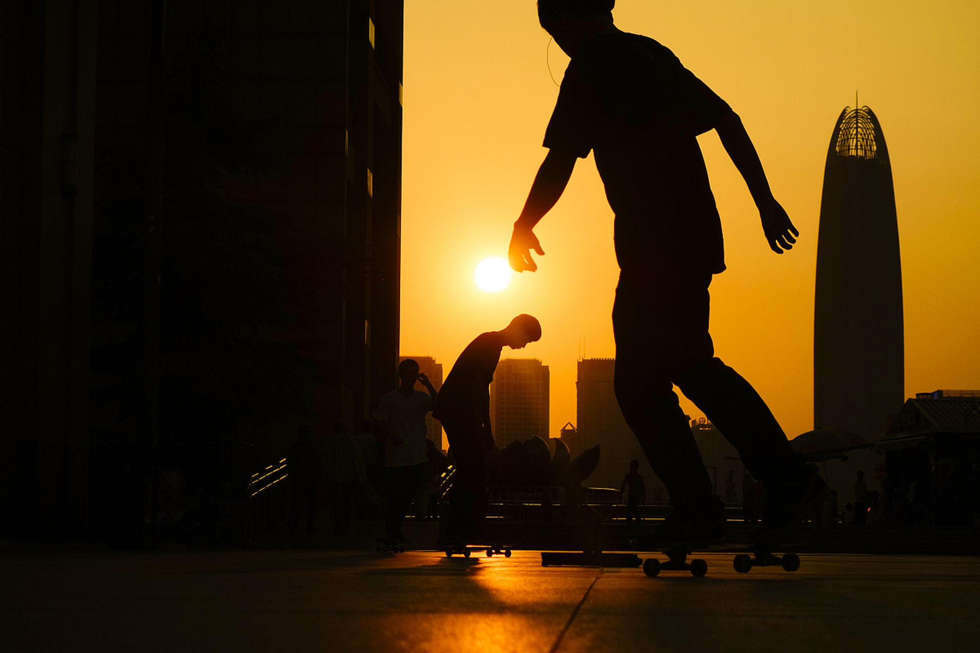 在岁月的长河中,我们00后的身影渐渐崭露头角,开始追寻着属于自己的