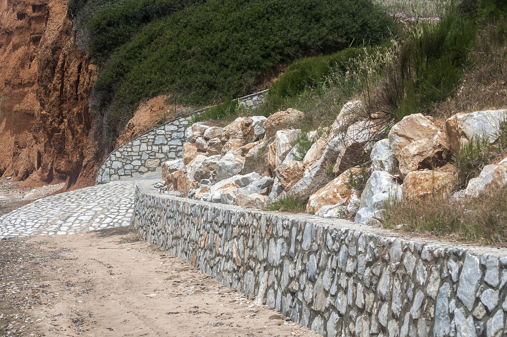 那么,石头砌护坡的施工应该如何进行呢?