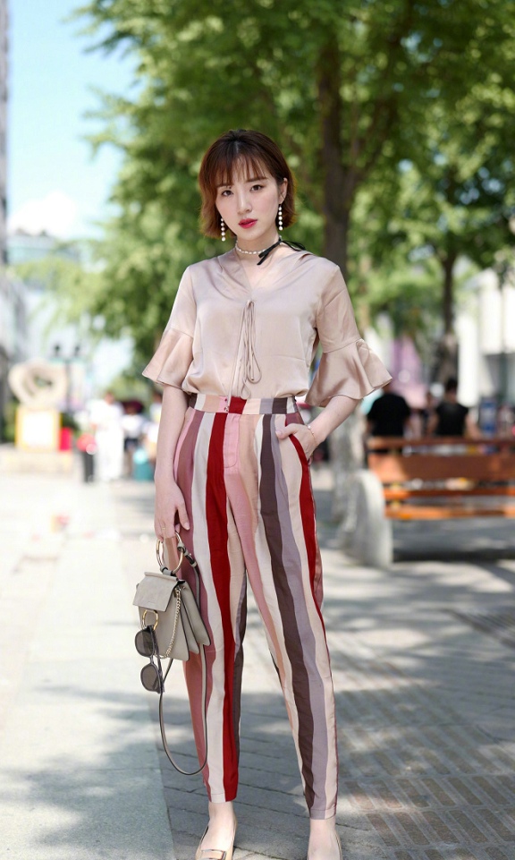 可爱迷人的小姐姐,一件质感十足的上衣,搭配条纹长裤,既时尚又高贵