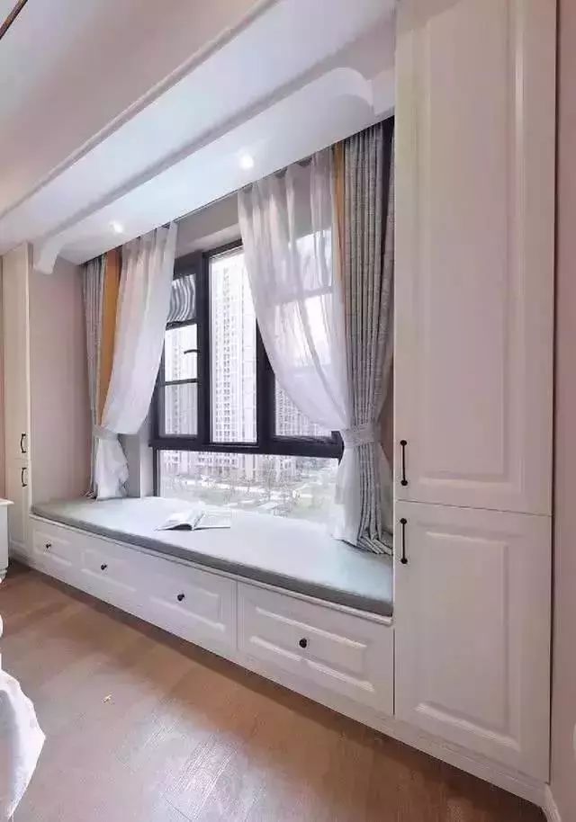 经典的卧室带飘窗效果图,兼具美观与实用的功能
