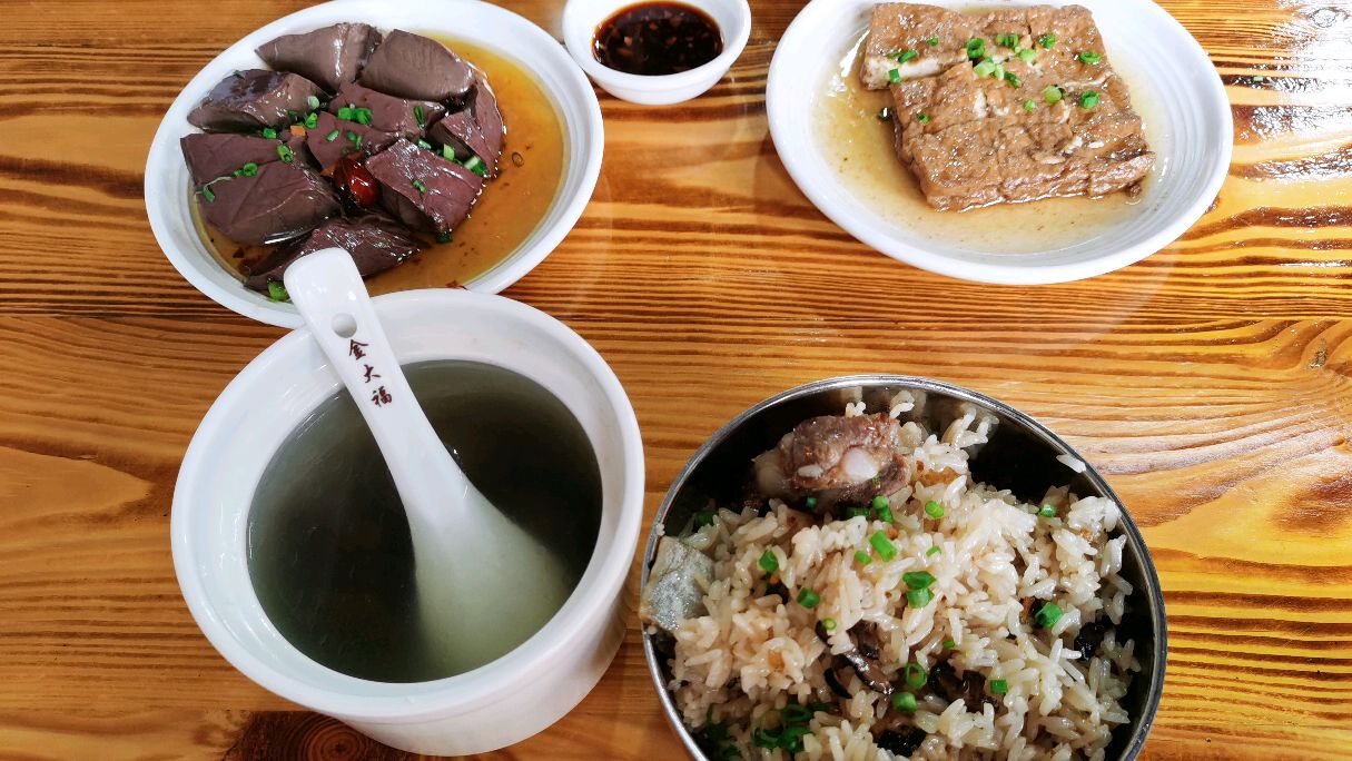 德化排骨饭搭配大份鸭血,只要15元,还送海带排骨炖罐